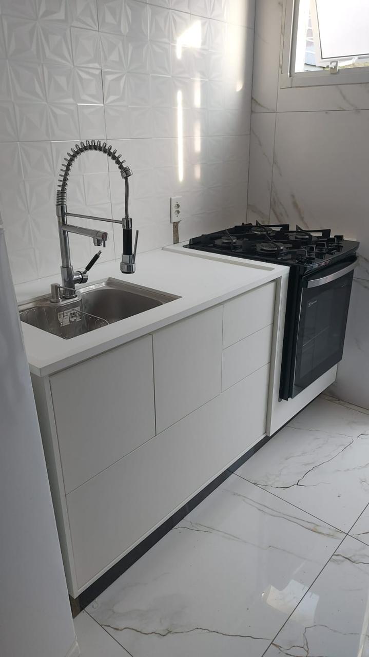 gabinete em madeira e bancada em SSM branco, ideal para comercio de alimentos, clínicas e hospitais