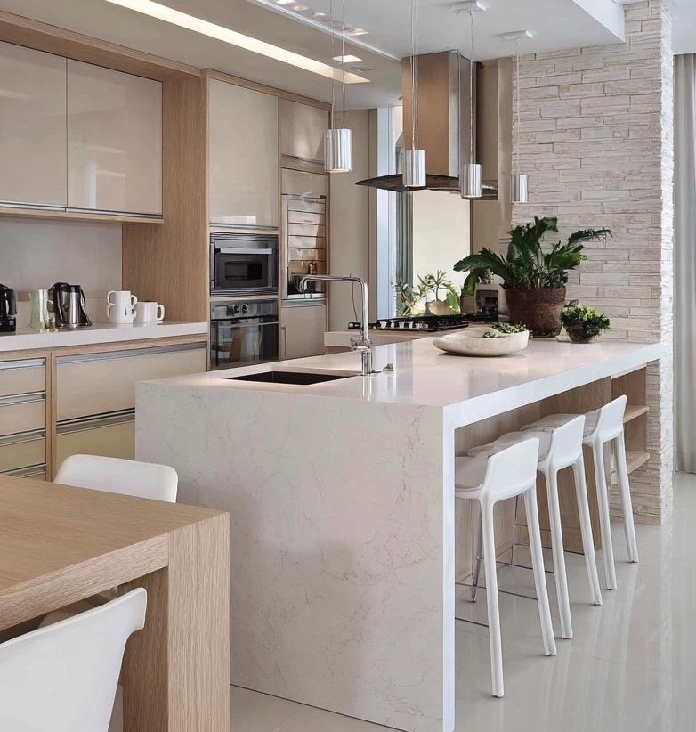 Cozinha em tons amadeirados e bancada e ilha em SSM