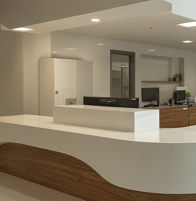 Balcão moderno em Solid Surface para áreas corporativas